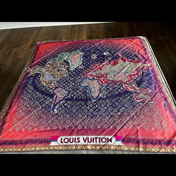 Louis Vuitton shawl 39x 39 inches - Picture 4 of 5
